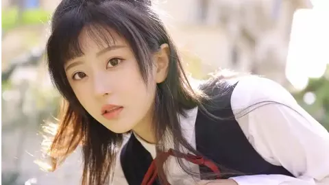 景点石头被彩绘成巨型蛇头